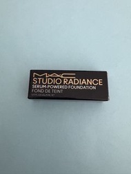 Mac亮肌輕透精華粉底#NC15