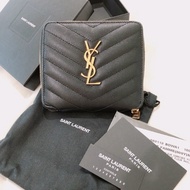 正YSL拉鏈短夾可放鈔票零錢Saint Laurent 魚子醬經典黑金monogram7卡荔枝皮拉鍊長夾Woc斜背包黑色全新二手零錢包長夾真皮縫紉斜背包側背包