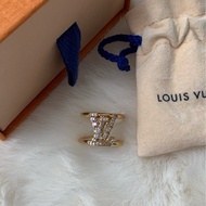 【配件：防塵袋 盒子 💕】LV logo字母金屬水晶鏤空戒指 粉白鑽