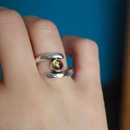 美麗的戒指橄欖石，紅寶石