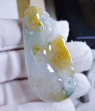 🔥清貨高冰膠3彩老料招財黃翡天然緬甸翡翠A玉吊墜配繩
🔥實物冰透光感膠感靚麗，已起熒光，相片没影到效果，黃+藍+白底3彩老料
🔥寓意：黃翡招財，藍青出於藍，萬事如意,黃金蟾守住財富🔥大約Size：56