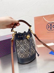 TORY BURCH T Monogram 老花滿印提花抽繩 皮革 水桶包 手提 單肩 斜挎包 迷妳 女款 牛仔深藍色