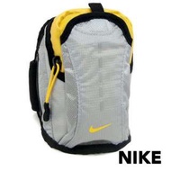 全新 NIKE 運動專用 手臂包 綁臂式 (灰黃色) ，可放 iPhone , iPod , HTC……隨身所需小物，如零錢、鑰匙、手機……等。符合人體工學設計，適合各種運動使用，魔鬼氈可自由調整，方