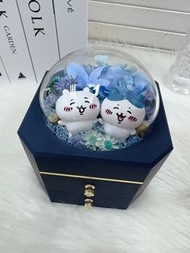 Chiikawa 小八貓 小白熊 白熊 粉紅玫瑰 紫玫瑰 粉紫玫瑰 蝴蝶蘭 雛菊 粉紅色 紫色 藍色貓 黃色兔 小兔 永生花 燈 玫瑰 保鮮花 花束 繡球花 花 生日 禮物 情侶 閨蜜 畢業 結婚禮物