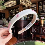 💥現貨💥 溫柔斬男奶白粉標香奈兒高顱頂修臉加厚髮箍 | CHANEL Pink Logo Cream White Padded Headband|
