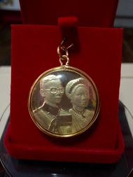 เหรียญที่ระลึก2พระองค์ในหลวงรัชกาลที่9 และพระพันปีหลวงเหรียญพระราชทาน งานเลี่ยมทองไมครอนเกรดAกันน้ำ (พร้อมกล่องกำมะหยี่)