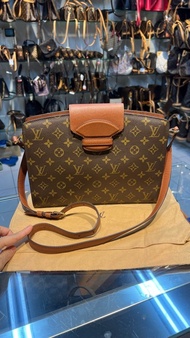LV Courcelles紅皮插扣斜挎包 肩背包19800