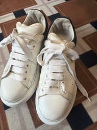 Alexander McQueen 厚底小白鞋