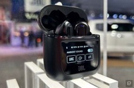 JBL Tour Pro 2 真無線耳機配觸控螢幕充電盒