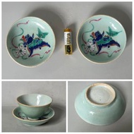豆青加彩盤一對，直徑約9公分