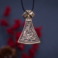 維京風格的 Mammen 斧頭形式的青銅吊墜。 古代斧頭的復製品。