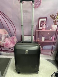 For rental not for sale 非買賣： 行李箱租賃： 20 吋幾乎全新Delsey登機行李箱旅行箱 20 inch Delsey suitcase lugguage 75 x 48 x 42cm