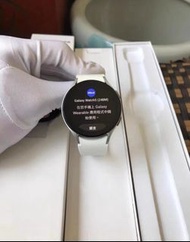 全新三星watch5 44mm港版藍牙版本R910銀色帶原包裝。手錶成色全新 ！