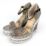 全新Christian Louboutin鉚釘踝帶坡跟涼鞋，35 碼，多色，帶防塵袋，西班牙製造。