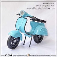 Miniatur Motor Vespa Klasik Warna Biru Muda dari Logam