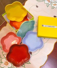Đĩa hình bông hoa màu trơn Le Creuset 6 cái 5.5"( Màu Ngẫu Nhiên)-Le Creuset Flower-shaped fruit pla