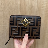 Fendi 棕牛皮浮雕Logo FF金釦拉鏈短夾