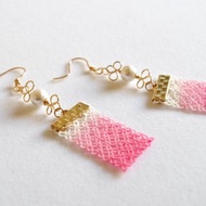 手工染色梭織花邊和棉質珍珠條狀耳針，Akebono