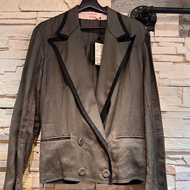 浪凡 lanvin 法國製 全新 大劍領短版微落肩西裝外套 雙排扣 時髦 春裝 吊牌都在 45500 割愛4999 一折賣 男女都可以穿 ❤️❤️❤️ 吊牌都在 肩寬落肩約47cm 胸寬57衣長含領6