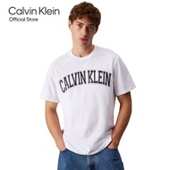 [999.-] CALVIN KLEIN เสื้อยืดคอกลมแขนสั้นผู้ชาย Varsity Logo ทรง Relaxed รุ่น 4RB847G YAA - สีขาว