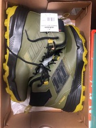 adidas 防水行山鞋