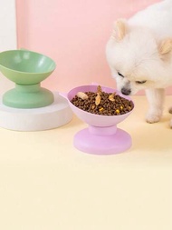 1只擁有提高式支架的貓碗,傾斜的設計和防咬黑色設計,適用於飲食,帶有防滑底部的寵物餵食碗