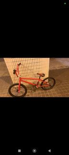 紅色 BMX 單車