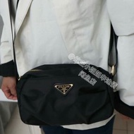Prada專櫃美妝贈品斜挎包 便攜相機包 時尚輕便小包