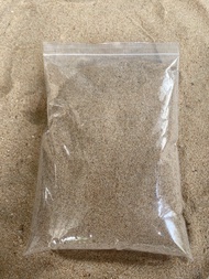 ทรายทะเลธรรมชาติ 1 kg. ละเอียดปานกลาง สีน้ำตาลอมแดง สำหรับปูพื้นตกแต่งตู้ปลา