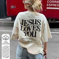 เสื้อยืดแขนสั้นทรงหลวมผู้หญิง ลายคริสเตียน "Jesus Loves You" 1 John 4:19 ผ้าฝ้าย 100% ระบายอากาศได้ด