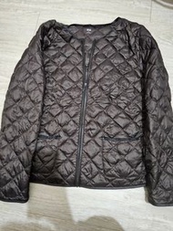 UNIQLO 無領內搭輕羽絨外套- 女版L~XL號(咖啡色)