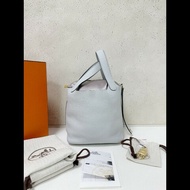 Hermes picotin 18 
菜籃子18 聖杯藍 金扣