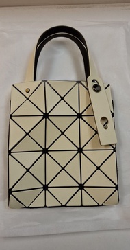 母親節禮物🎀 $295 Carat 菱格小方盒 Issey Miyake Baobao 同款 手提包 單肩包 Tote Bag  米黃色💛 17*17*6cm 全新現貨 🎯 包括狗狗吊飾