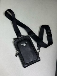 Prada新款皮革胸包手機包