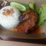 Ayam Bakar Merah Jumbo ( 1/4 ekor) + Nasi (Siap Makan) + Paket 4 Porsi