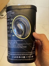 Jabra Sport 藍牙無線運動耳機具有防雨、防震和防塵功能，並內建 FM 收音機