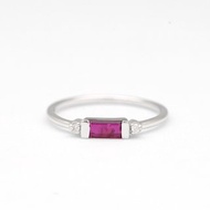 18K白金戒指，簡約設計，鑲嵌真紅寶石。