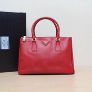 PRADA Galleria殺手包中號紅色牛皮金扣肩背包