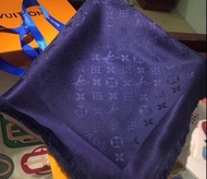 LV 經典高版本深藍真絲羊毛圍巾、方巾