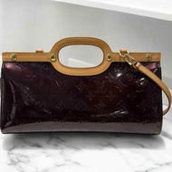 LV Monogram Vern漆亮皮壓紋內釦手提/肩背包酒紅色