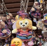 香港迪士尼樂園20週年限定推出的達菲與好友系列「CookieAnn（可琦安）磁吸手牽手絨毛吊飾鑰匙圈」現貨一隻（旺角交收優先）