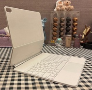 2025年新款 Apple iPad Air Magic Keyboard 11吋 白色 行貨 100%全新 只開盒檢查和試機 未曾使用 操作和功能全正常 在蘋果專門店買入$2099 只是沒有了包裝盒