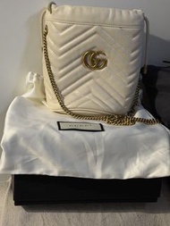 Gucci GG Marmont 奶油色水桶包