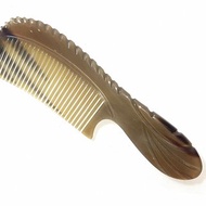 水牛角手工製作的髮梳。防靜電和防頭皮屑梳子