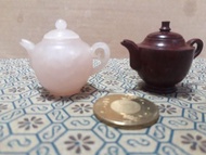 收藏品:壽山石手工茶壺共12个，珍藏多年稀物，老材質非常耐用不易破，精雕細琢，非常完美，有的茶壺身有落款，難得一見的好物件，全新未使用過， 都各一個唷~