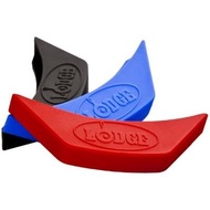 Lodge Silicone Assist Handle Holder, Black Designed to  fit  most  Lodge  Assist  handles  found  on