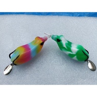 Imitation bait clicks to lure snakehead fish, floats 2/3.