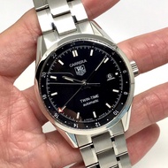 TAG HEUER CARRERA twin-time auto date ขนาด 38mm หน้าปัดดำประดับหลักเวลาขีดพรายน้ำ บอกวันที่ต...