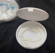 snapon smile 仿真假牙＋收納盒美容牙套仿真軟矽膠美白牙套 美齒貼片假 牙套牙套假牙片可脫卸 假牙套（庫存1）@c826