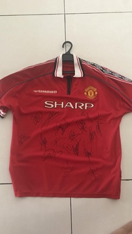 Manchester United Home Jersey 98/99 . Signed by players
